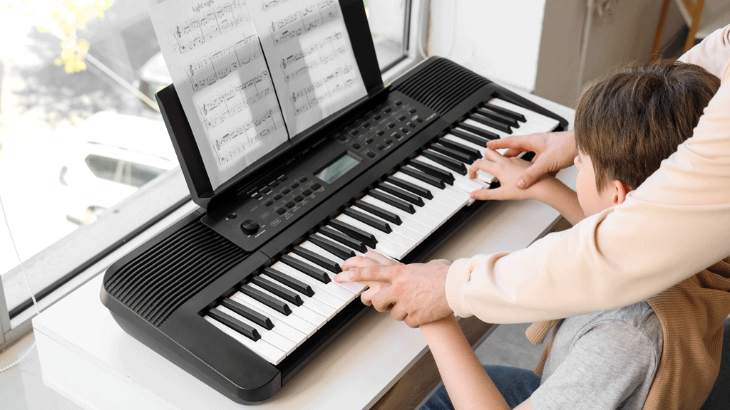 Parent installant un petit piano numérique dans un appartement compact (piano enfant petit espace)